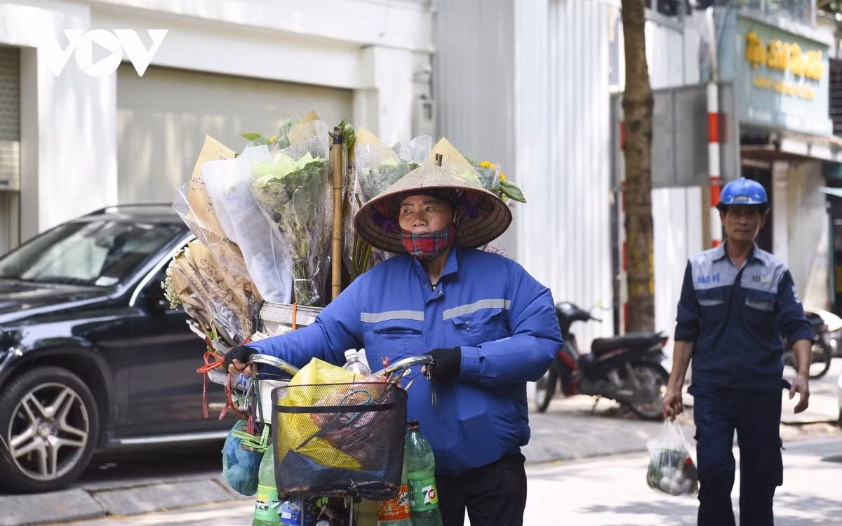 Trên các con phố như Thụy Khuê, Phan Đình Phùng, đường Thanh Niên... không khó để bắt gặp những chiếc xe đạp, xe máy chở đủ loại hoa theo mùa.