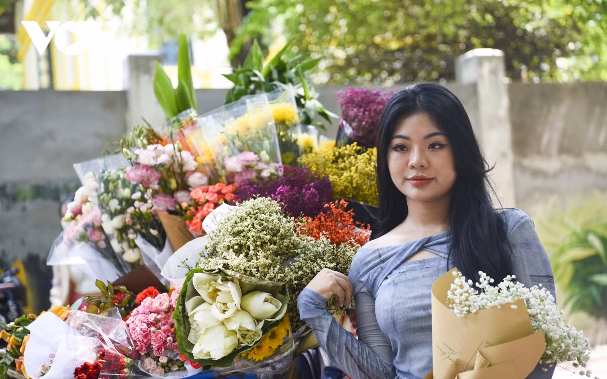 Dưới ánh nắng nhạt, những gánh hàng hoa như đang chở cả mùa thu Hà Nội dạo khắp phố phường.