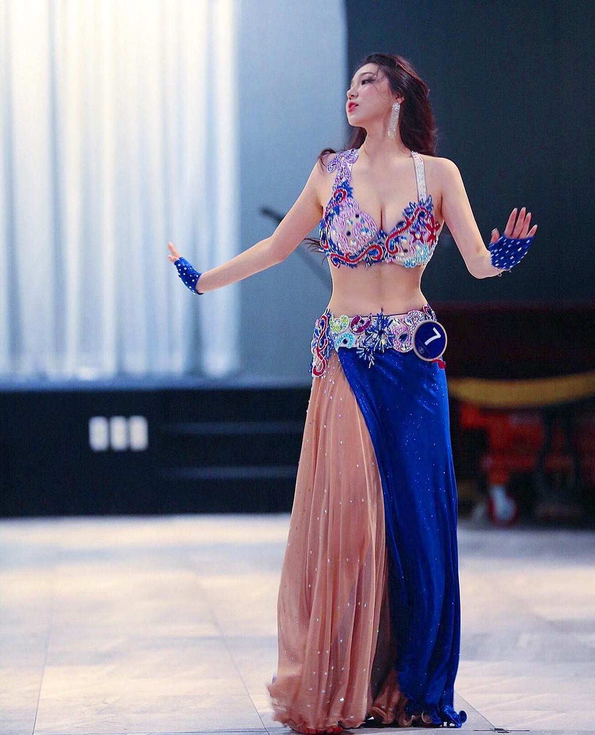 Nguoi dep mac kin hay ho xuong pho deu thu hut anh nhin-Hinh-3