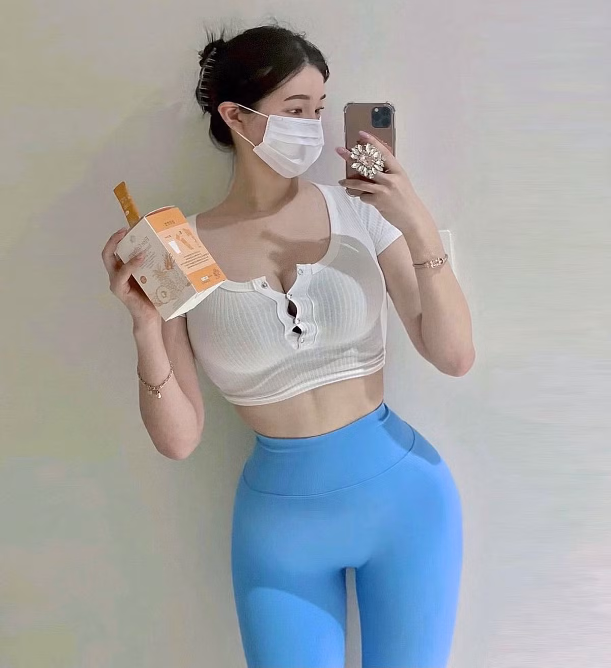 Nguoi dep mac kin hay ho xuong pho deu thu hut anh nhin-Hinh-5