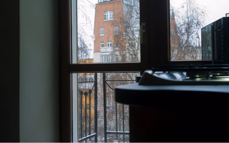 Phong thuy nha o: Hoa giai phong thuy xau cua ban cong, hut sinh khi, van may-Hinh-2