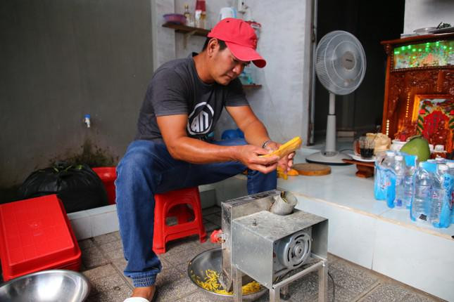 Về thức ăn, rồng Nam Mỹ là loài ăn chay, thức ăn của chúng thường là rau củ, phải rửa sạch và cắt nhỏ. Theo anh Đạt, ngoài ánh sáng, nhiệt độ và chủng loại, thức ăn cũng là yếu tố ảnh hưởng đến sắc tố trên da của rồng Nam Mỹ.