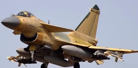 J-10B thiết kế với cửa hút không khí đem lại khả năng thao diễn tốt hơn, trang bị radar mạnh hơn.