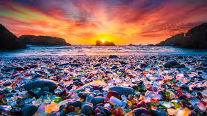 Các vật dụng phân hủy sinh học được để lại tự hủy, kim loại và các vật dụng khác bị loại bỏ và bán như phế liệu. Đồng thời sóng đập mạnh làm vỡ thủy tinh và đồ gốm và biến chúng thành những mảnh đá nhẵn bóng đa sắc. Sau đó, bờ biển này đã trở thành một điểm du lịch nổi tiếng ở phía bắc của California.