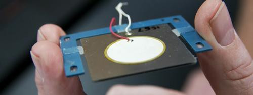 Động cơ Piezo được biết đến với vai trò chuyển dòng điện thành năng lượng cơ học với hiệu suất hơn 90%. Đây là sản phẩm của nhà khoa học Viacheslav Lavrinenko thuộc Học viện Bách khoa Igor Sikorsky tại Kyiv, Ukraine. Nó được áp dụng vào hệ thống lấy nét máy ảnh, máy gia tốc hạt, ổ địa máy tính ngày nay. Nguồn: VietAds.