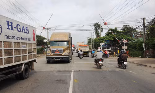 Hiện trường cách gác chắn xe lửa số 17 vài chục mét trên đường ĐT743 ( KP Đông Tắc, phường Tân Đông Hiệp, TX Dĩ An) cuộn sắt đập bị thương rồi đè chết tài xế.