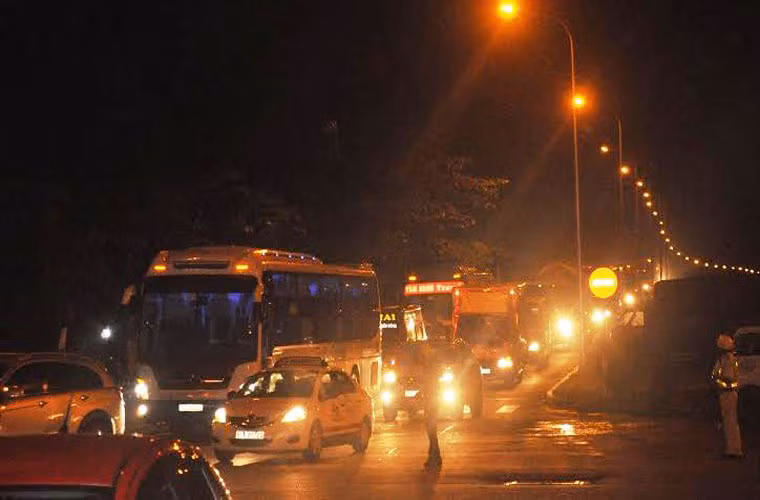 Lực lượng cảnh sát giao thông trên các tuyến cửa ngõ được tăng cường trắng đêm điều tiết giao thông, bảo đảm an toàn trật tự cho mọi người nghỉ lễ.