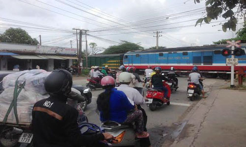 Do chạy quá nhanh nên khi phát hiện barie gác chắn, tài xế Trung đã phanh gấp gây tai nạn cho chính mình.