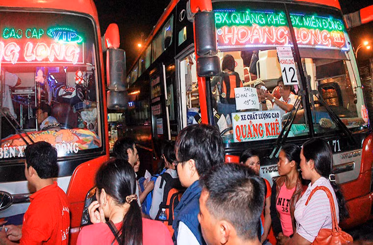 Hàng ngàn chuyến xe luôn trong tình trạng chật ních người.