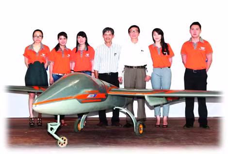 TS Phạm Ngọc Lãng (áo trắng) và các nhân viên bên một trong 6 mẫu UAV "made in Vietnam".