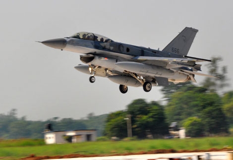 Biến thể F-16D Block 52+ với buồng lái 2 chỗ ngồi, thùng nhiên liệu CFT đặt ở mặt trên tiếp giáp thân thân và cánh.