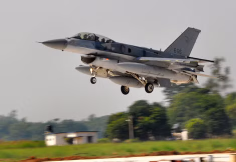 Biến thể F-16D Block 52+ với buồng lái 2 chỗ ngồi, thùng nhiên liệu CFT đặt ở mặt trên tiếp giáp thân thân và cánh.