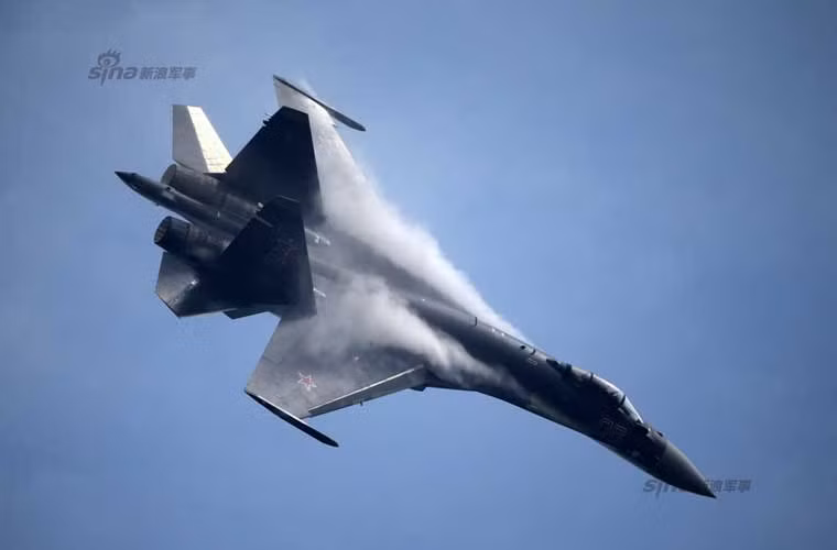 Su-35 được trang bị động cơ tuốc bin phản lực có kiểm soát véc tơ lực đẩy Al-41F cho khả năng thao diễn tuyệt vời.