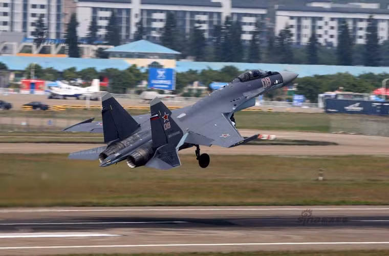 Trong ảnh, chiếc Su-35 số hiệu 08 cất cánh.