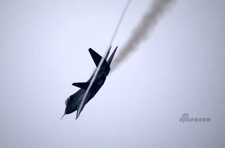 “Khói đen bám đuôi J-31”.