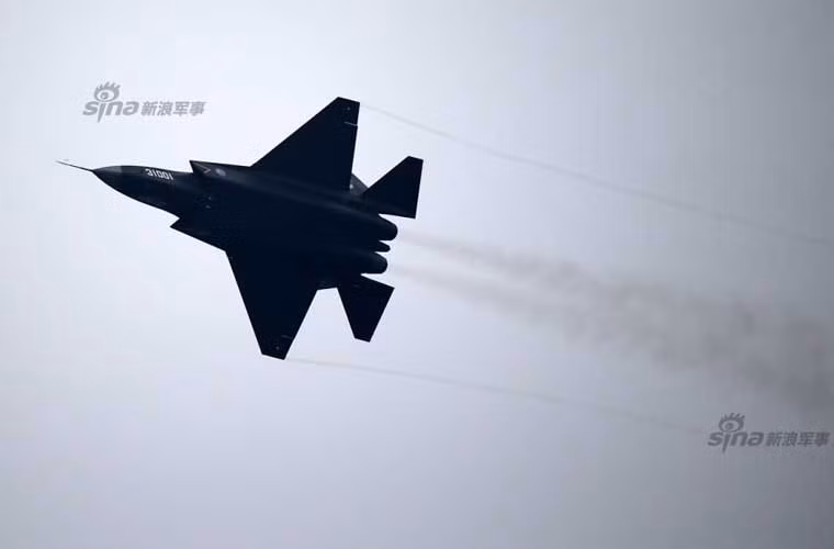 Tuy nhiên, sau đó đâu lại vào đấy, dòng khói đen liên tục phụt ra từ vòi phun động cơ của J-31.