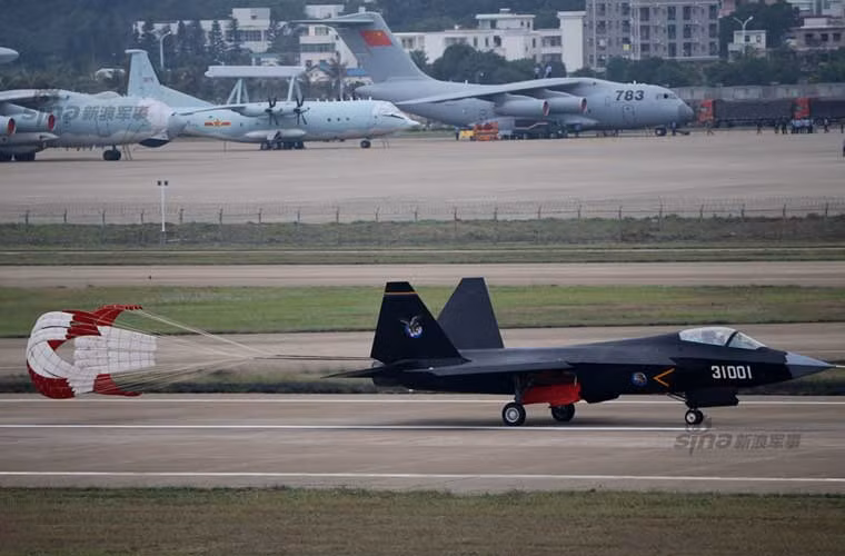 J-31 được phỏng đoán có thể được phát triển cho tàu sân bay tương lai của Trung Quốc, hoặc có thể phục vụ cho việc xuất khẩu cũng như những gì mà Mỹ đang làm với F-35.