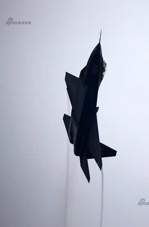 J-31 thực hiện màn bay nhào lộn.