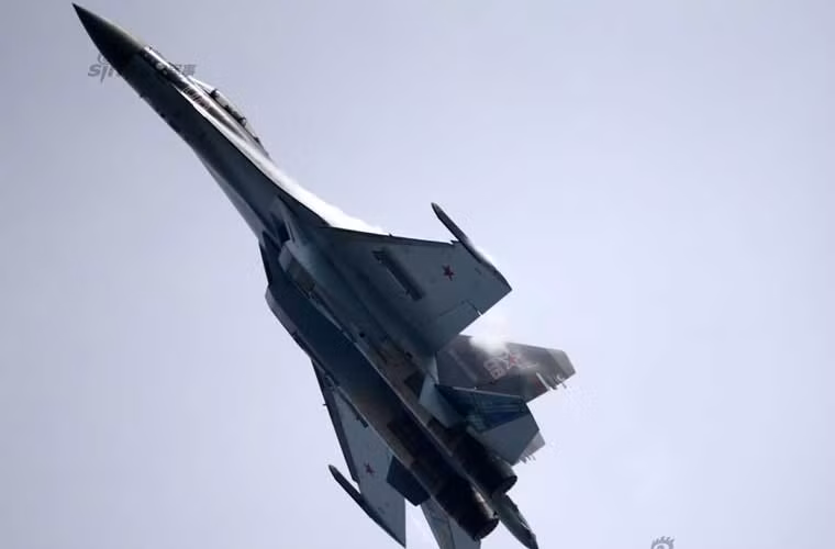 Bắt đầu các động tác nhào lộn ngoạn mục.