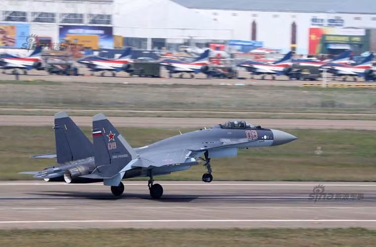 Chiếc Su-35 được đưa tới triển lãm đã thực hiện màn bay đẹp mắt phục vụ khách thăm quan.