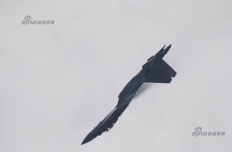 Màn thao diễn mạo hiểm của phi công của Su-35.