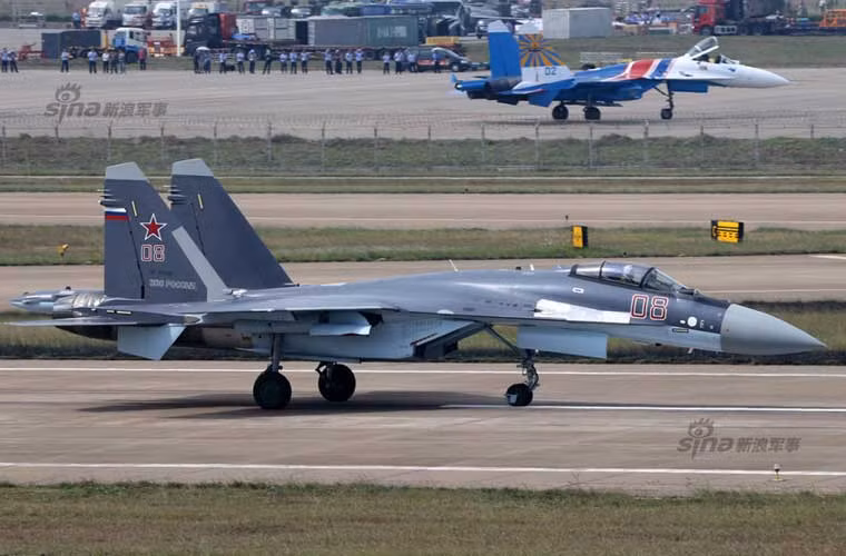 Trong khuôn khổ triển lãm hàng không quốc tế Chu Hải ở Trung Quốc, Nga đã đưa tới lực lượng máy bay hùng hậu gồm các máy bay tiêm kích Su-27 của Phi đội bay Hiệp sĩ Nga và đặc biệt là siêu tiêm kích thế hệ 4++ Su-35 cực kì hiện đại.