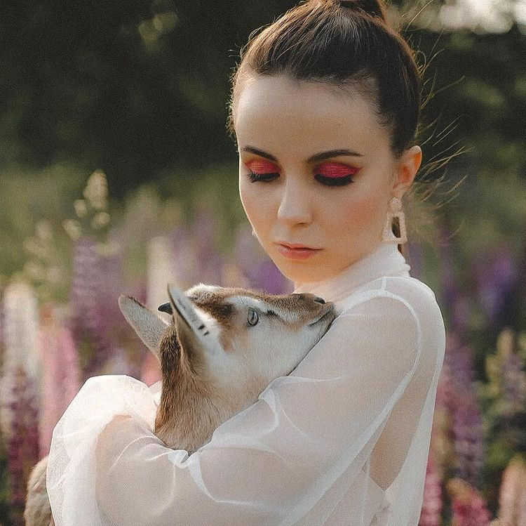 Hoa khôi cảnh sát Nga rất yêu động vật. Cô thực hiện một số dự án nhiếp ảnh để thúc đẩy bảo vệ động vật hoang dã. Darya có thêm sự yêu mến từ dân mạng nhờ tấm lòng nhân ái của mình.