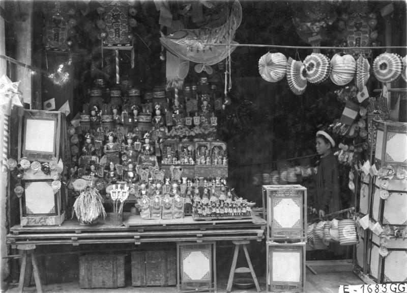 Các món đồ chơi bày bán trong cửa hàng dịp Trung thu luôn khiến những đứa trẻ thèm thuồng.