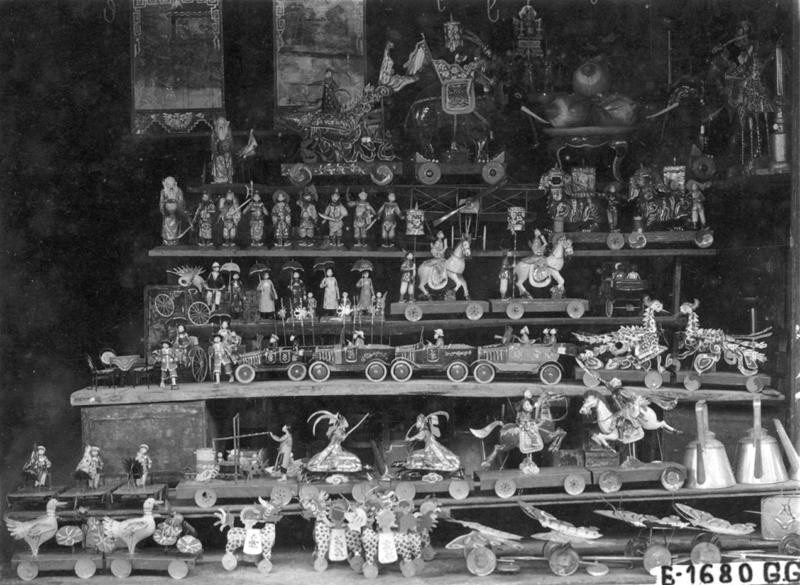 Nhiều món đồ chơi làm bằng sắt tây được những người thợ ở phố Hàng Thiếc chế tác rất khéo léo từ những hộp sữa, thùng dầu... bỏ đi, như những con bướm có thể vẫy cánh khi đẩy trên bánh xe (góc dưới bên phải bức ảnh).