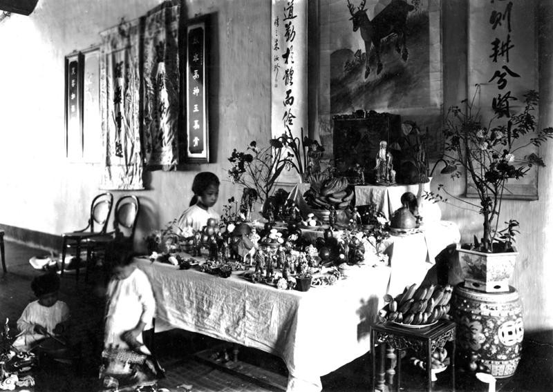 Mâm cỗ Trung thu với bánh trái, hoa quả... là tâm điểm của ngày lễ này. Mức độ "hoành tráng" của mâm cỗ sẽ thể hiện địa vị và sự giàu sang của người chủ nhà.