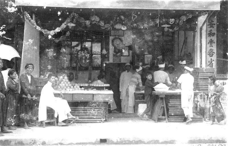 Bánh nướng và bánh dẻo là món ăn truyền thống không thể thiếu dịp Trung thu. Các quầy bánh nổi tiếng luôn đông khách. Những người thợ đóng gói rồi giao cho khách ngay trên phố.