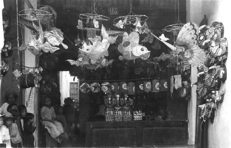 Có lẽ, không khó để tưởng tượng ra màu sắc rực rỡ của đèn lồng có khung bằng nan bọc giấy bóng kính đủ màu, đồ vật không thể thiếu vào mỗi dịp Trung thu xưa.