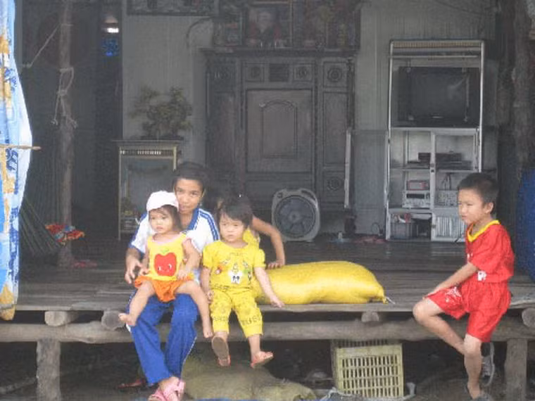 Ấp Xóm Mũi ở Cà Mau là nơi có hơn 80% nhà không cửa. Điều kỳ lạ là ngôi làng thân thiện này chưa từng bị… trộm "thăm viếng" bao giờ. Theo lý giải của người dân địa phương, đó là do tính cách người dân khu vực này chất phác, không tham lam, ấp lại nằm ở nơi hẻo lánh, chỉ có một con đường độc đạo dẫn vào nên kẻ trộm không dám bén mảng tới. Ảnh: Người Lao Động.