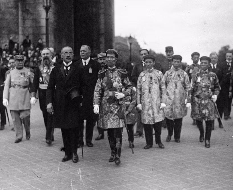 Khi vua Khải Định sang Pháp dự Hội chợ thuộc địa ở Marseille ngày 20/5/1922, nhà cách mạng Phan Chu Trinh đã gửi một bức thư dài trách Khải Định 7 tội, thường gọi là Thư thất điều hay Thất điều trần. Trong bức thư đó ông chỉ gọi là Bửu Đảo chứ không gọi vua Khải Định và trách Khải Định tội "ăn mặc lố lăng". Ảnh: Khải Định ở Pháp năm 1925.