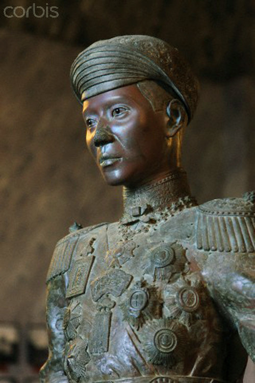 Thất điều trần kết luận về tội ăn mặc lố lăng của Khải Định: “Nay Bệ hạ lại trái hẳn, tự chế tự mặc, chỉ lo làm sang một mình, người trong nước xem vào không gì là chính đính, lại làm cho tai mắt người ngoài lầm lạc, đã sai phép bang giao, lại làm nhục quốc thể, chiếu luật pháp nước nhà, phải chịu điễn hình…”. Ảnh: Tượng đồng của vua Khải Định ở Huế.