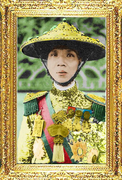 Ông cũng được biết đến như một vị vua chuộng trang điểm, ăn mặc lòe loẹt, tự sáng chế ra những bộ y phục mới cho mình, không tuân theo y phục hoàng bào truyền thống của các vua chúa.