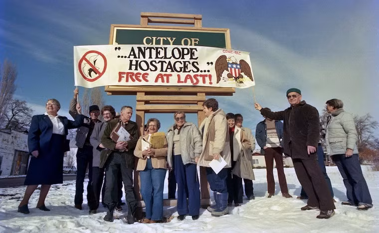 Vụ tấn công của giáo phái Rajneeshee được coi là vụ khủng bố sinh học lớn đầu tiên và duy nhất trong lịch sử nước Mỹ thế kỷ 20. Đầu thế kỷ 21, khủng bố sinh học vẫn là một mối đe dọa tiềm tàng nhằm vào nước Mỹ, với hai sự kiện điển hình là vụ tấn công khủng bố bằng vi khuẩn gây bệnh than sau vụ 11/9 năm 2001 và độc tố Ricin tháng 4/2013. Ảnh: Dân cư bang Oregon ăn mừng sự xóa sổ giáo phái Rajneeshee.