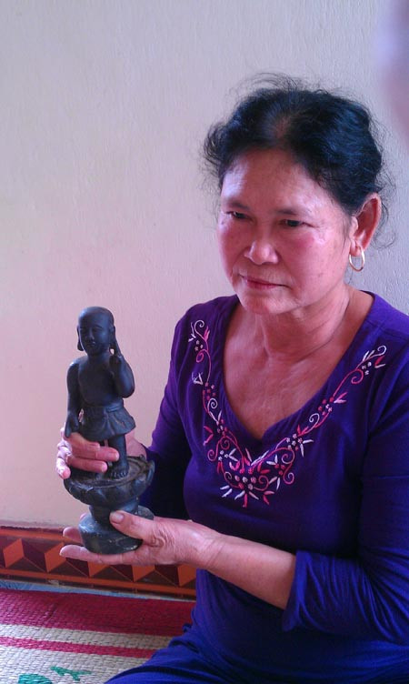 Bà Điếm và một bức tượng Phật. Ảnh: Nông thôn ngày nay.