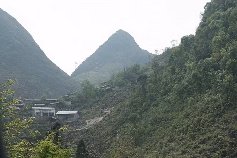 Theo tường thuật của báo chí, các bản làng thuộc xã Chiềng Châu, huyện Mai Châu, Hòa Bình là nơi đã xảy ra hàng chục câu chuyện “đầu thai” trong những thập niên gần đây. Đó là trường hợp những đứa trẻ sinh ra hoàn toàn bình thường, đến khi 3 – 4 tuổi lại nhận mình là …. con của những gia đình khác cách xa đến cả chục cây số, dù trước đó hai bên gia đình không có bất kỳ mối quan hệ nào.