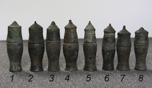 Một lô lọ đồng có từ thời nhà Nguyễn được bán với giá 999 USD.