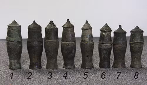 Một lô lọ đồng có từ thời nhà Nguyễn được bán với giá 999 USD.