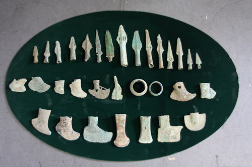 Một bộ 32 mẫu vật bằng đồng có từ thời kỳ Hùng Vương giá 599 USD.