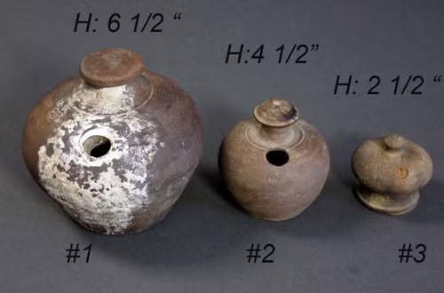 Một phần trong số các cổ vật này đã được rao bán trên các trang mạng mua bán trực tuyến, nhiều nhất là eBay. Ảnh: Ba chiếc bình vôi cổ của Việt Nam được rao bán với giá 299 USD.