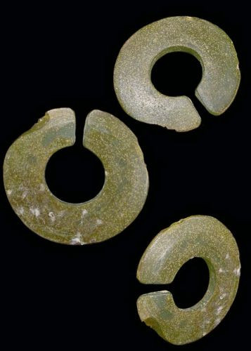 Hoa tai bằng đá thời kỳ Hùng Vương, 59 USD.