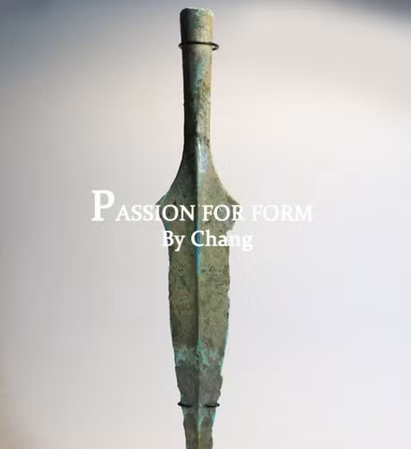 Rất nhiều cổ vật quý đã bị giới buôn đồ cổ Việt Nam có được bằng những cách thức phi pháp và buôn lậu ra nước ngoài. Ảnh: Một con dao bằng đồng có từ thời kỳ Hùng Vương được rao bán với giá 149 USD.