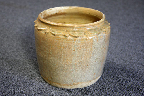 Nếu không có những biện pháp ngăn chặn hữu hiệu, sẽ còn rất nhiều di sản lịch sử của Việt Nam bị mất mát trong thời gian tới. Ảnh: Một chiếc liễn có từ thời Lý - Trần được người bán mô tả là "cực hiếm" và đưa ra mức giá 1.000 USD.