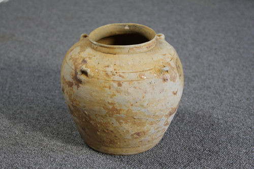 Chiếc bình có từ thời thuộc Hán, thế kỷ 1-4 này có giá 399 USD.