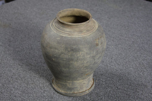 Chỉ trong tháng 8/2013 đã xảy ra liên tiếp hai vụ trộm cổ vật tại hai xác tàu đắm thuộc vùng biển Quảng Ngãi, khiến dư luận bất bình. Ảnh: Một chiếc lọ gốm lớn có niên đại từ thế kỷ 12 - 14 được rao bán với giá 399 USD.