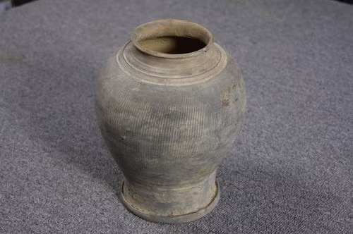 Chỉ trong tháng 8/2013 đã xảy ra liên tiếp hai vụ trộm cổ vật tại hai xác tàu đắm thuộc vùng biển Quảng Ngãi, khiến dư luận bất bình. Ảnh: Một chiếc lọ gốm lớn có niên đại từ thế kỷ 12 - 14 được rao bán với giá 399 USD.