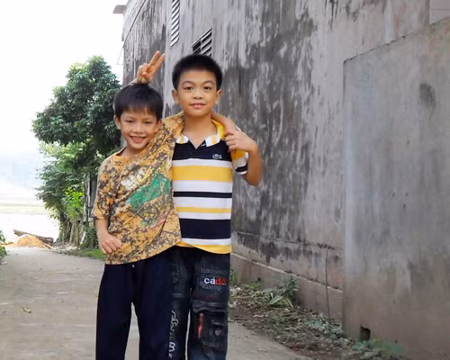 Bé Bùi Lạc Bình - Nguyễn Phú Quyết Tiến (áo kẻ).